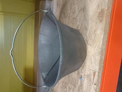 2.TRIEDA Kotlík Castler 7,20 lit., 31x17 cm, liatinový, bez pokrievky