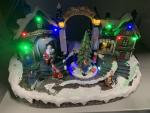 2.TRIEDA Dekorácia MagicHome Vianoce, Dedinka, 15 LED, farebná s melódiami, 3x AA, interiér, 33,50x18x20 cm